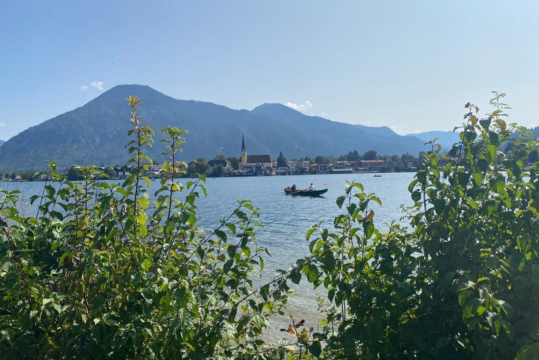Blick über den Tegernsee mit Kirche und Alpenkulisse – Startpunkt der Alpenüberquerung von Gmund bis Wildbad Kreuth auf dem Tegernseer Höhenweg